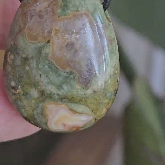 Regenwaldrhyolith Regenwald Rhyolit, Regenwald Jaspis, Anhänger, 30 x 22 x 10 mm, gebohrt, an verstellbarem Lederband