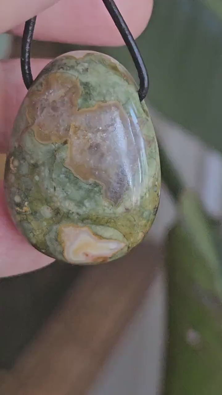 Regenwaldrhyolith Regenwald Rhyolit, Regenwald Jaspis, Anhänger, 30 x 22 x 10 mm, gebohrt, an verstellbarem Lederband