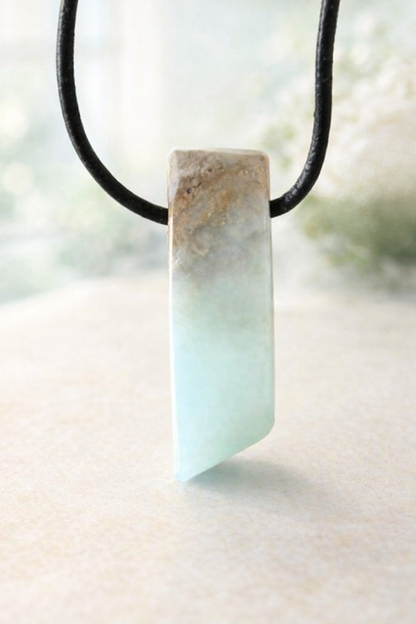 Andenopal weiß mit einem Touch ins hellblau, Pistazien grün, Anhänger 35 x 12 x 6 mm, gebohrt,  an verstellbarem Lederband