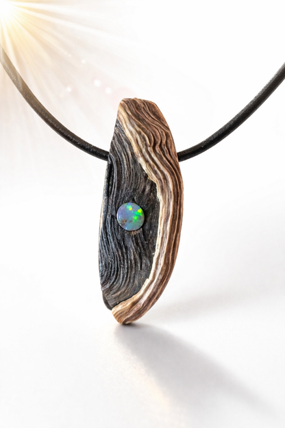 Baumperlen Anhänger der Buche mit Boulder Opal, Holz Anhänger mit Edelstein, 38 x 18 x 10 mm, an verstellbarem Lederband